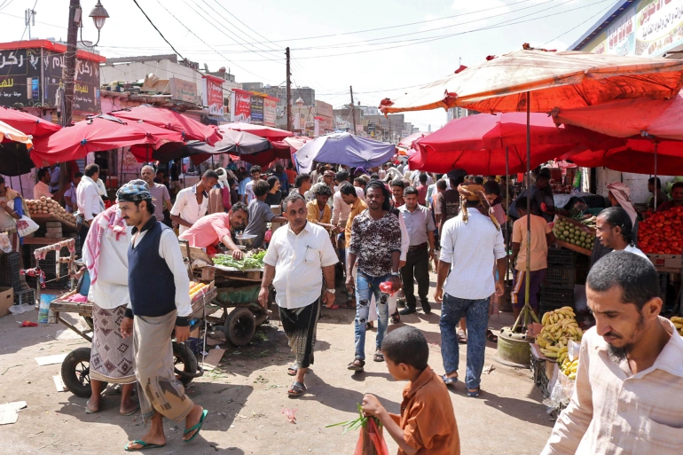 اليمن.. قتلى وجرحى بانفجار في سوق شعبي بمدينة عدن