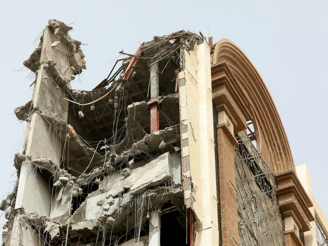 تفريق تظاهرة بعد انهيار مبنى بالغاز المسيل للدموع في إيران