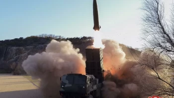 بعد إِطلاق كوريا الشمالية صواريخها .. مُقاتلات أمريكية ويابانية تُحلق سوياً !!