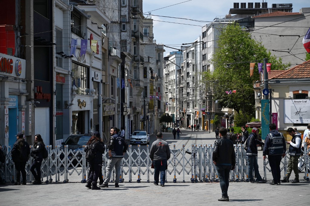 بتهمة “الانتماء لمنظمة ارهابية” .. تركيا تسجن 16 صحافياً