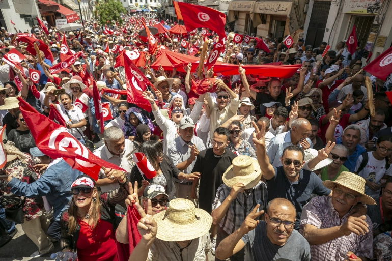 مظاهرة في تونس والقضاة يمددون إضرابهم أسبوعا ثالثاً .. رفضا لإجراءات الرئيس سعيّد