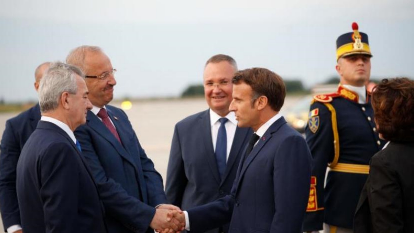 ماكرون يتفقد في رومانيا القوات الفرنسية المنتشرة على حدود أوكرانيا