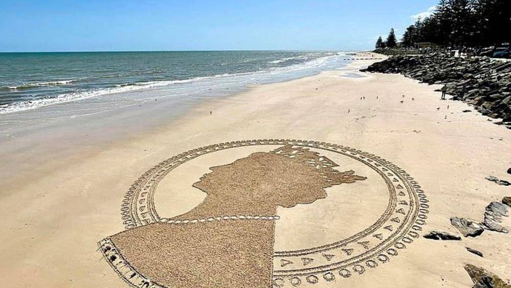 فنانة ترسم لوحة كبيرة للملكة إليزابيث على رمال شاطئ