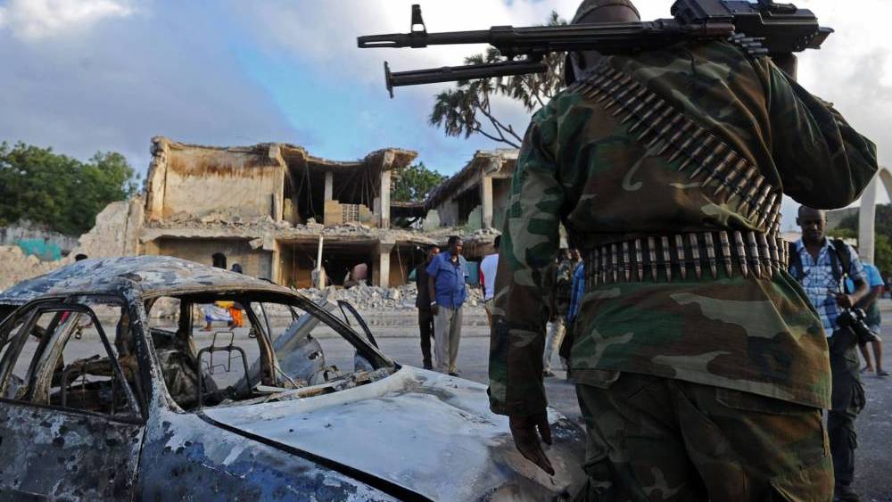 سيارة ملغومة وإطلاق نار في فندق بمدينة كيسمايو الصومالية