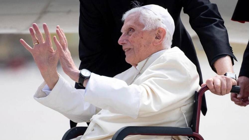 بابا الفاتيكان يدعو للصلاة من أجل البابا السابق
