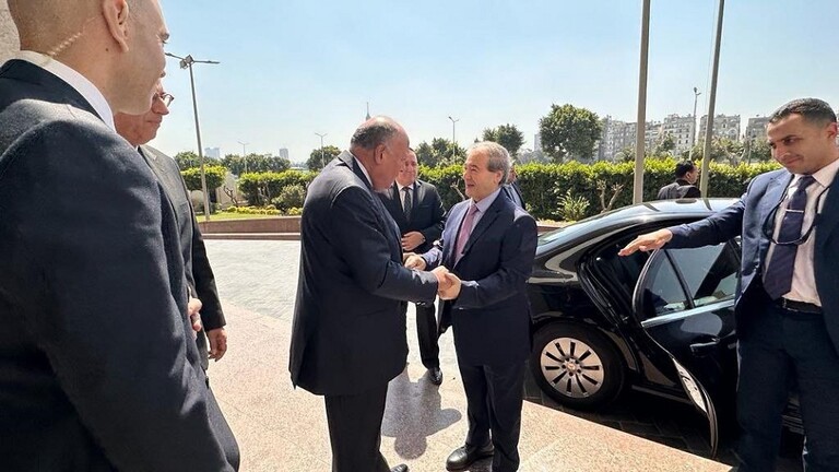 (بالصور ) في زيارة هي الأولى منذ سنوات.. وزير الخارجية السوري يصل إلى القاهرة