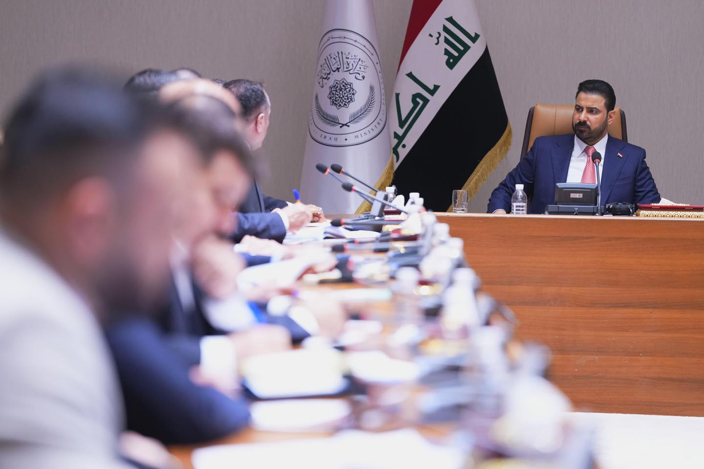 رئيس الوزراء يجري زيارة إلى وزارة المالية ويوجه بوضع رؤية متكاملة 